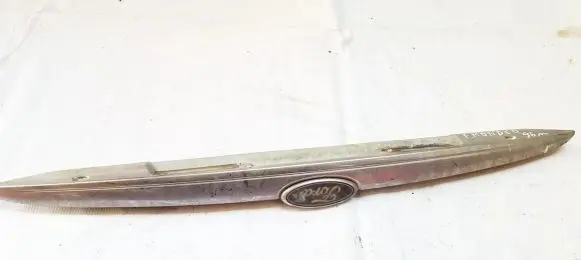 Trunk door license plate light bar
