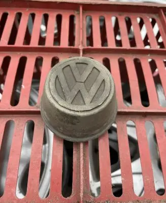 Volkswagen Golf I Original wheel cap 321601171A