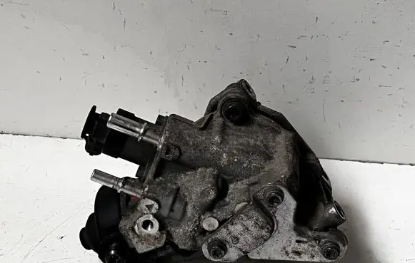 Dacia Sandero Fuel injection high pressure pump 0445010704 H8201434847 1501161413