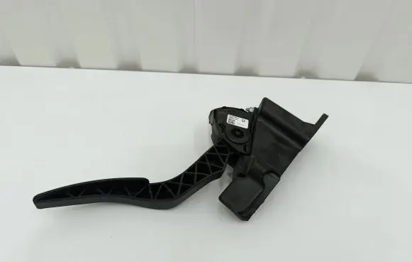 Chrysler 300C Accelerator throttle pedal 04861714AC