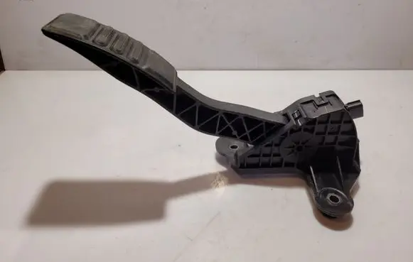 Ford Mustang VI Accelerator throttle pedal CR339F836BB