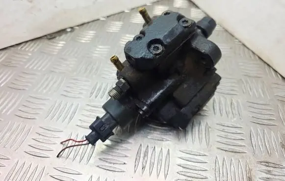 BMW X5 E53 Fuel injection high pressure pump 7787563 0445010563 0281002480