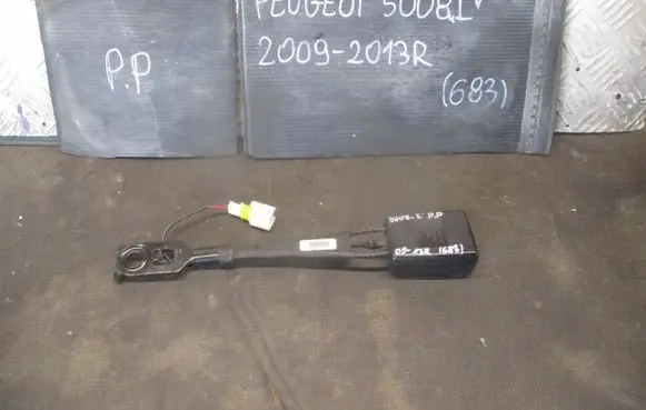 Peugeot 5008 Seat belt trim 