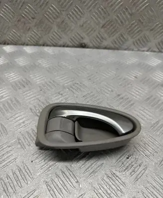 Toyota Avensis T270 Front door interior handle 6920505051 6693A2