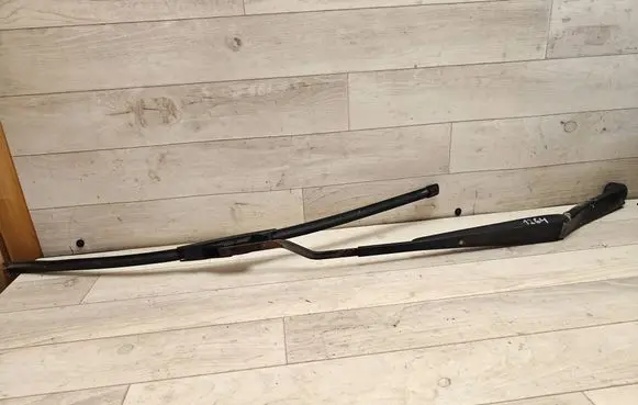 Mitsubishi Grandis Front wiper blade arm
