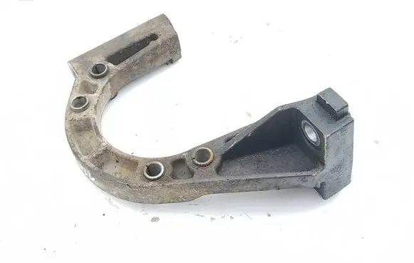 Jeep Cherokee Engine mounting bracket 