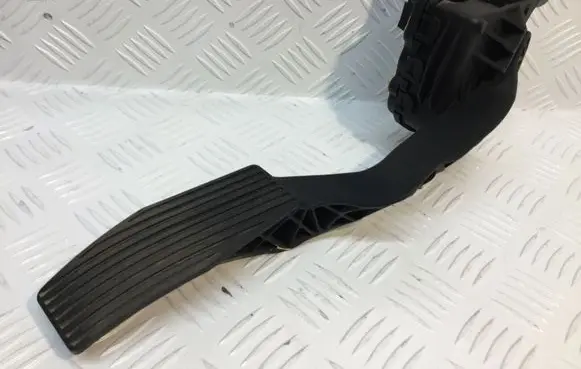 Opel Zafira A Accelerator throttle pedal 90202341BT