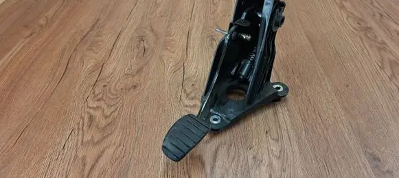 Renault Laguna III Clutch pedal 465030297R