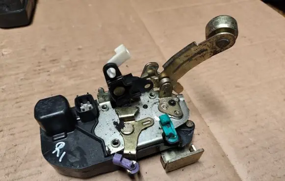 Jeep Cherokee III KJ Front door lock
