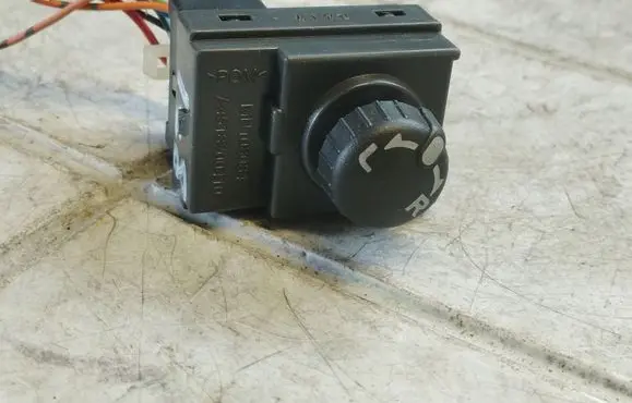 Mitsubishi Colt Wing mirror switch MN108084
