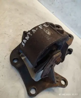 Hyundai Santa Fe Engine mount bracket