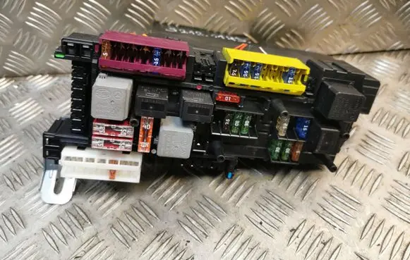 Mercedes-Benz E W212 Fuse box set 2129060805 A2129060805