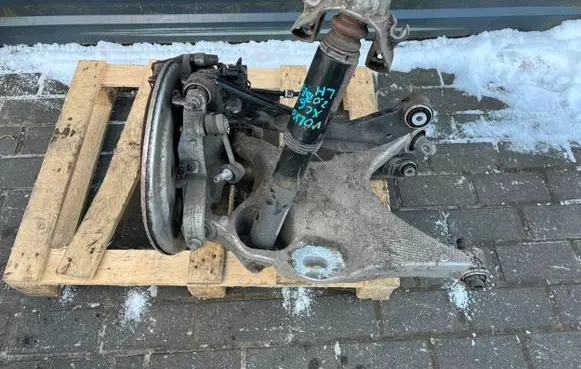 Rear wheel hub spindle/knuckle