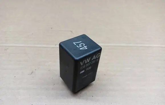 Volkswagen PASSAT B8 Glow plug pre-heat relay 038907281B