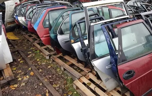 Mazda 323 F Rear door melynos