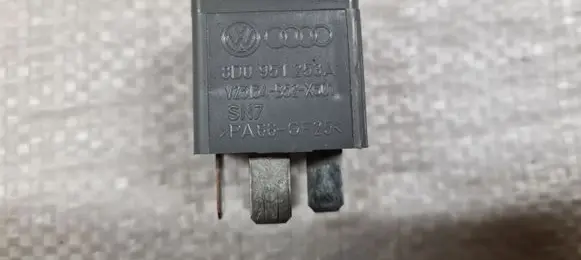 Volkswagen PASSAT B5.5 Other relay 8D0951253A V23134B52X301