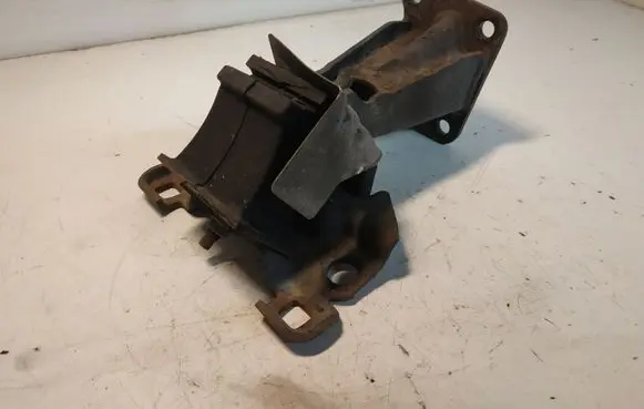 Nissan Navara D40 Engine mount bracket