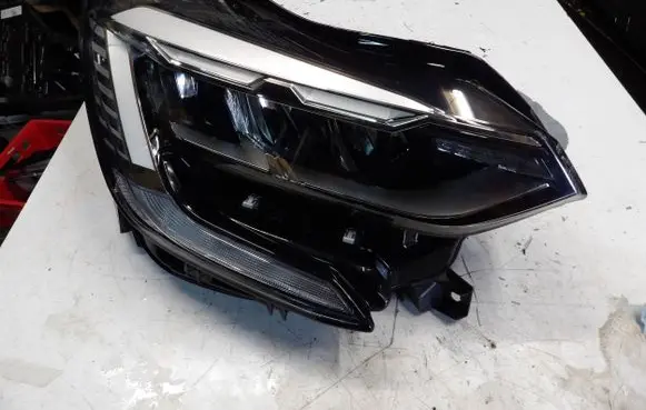 Renault Captur II Headlight/headlamp 260104095R 01393002