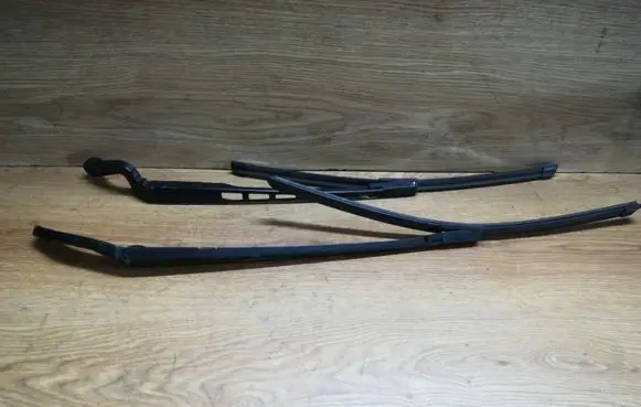 Front wiper blade arm