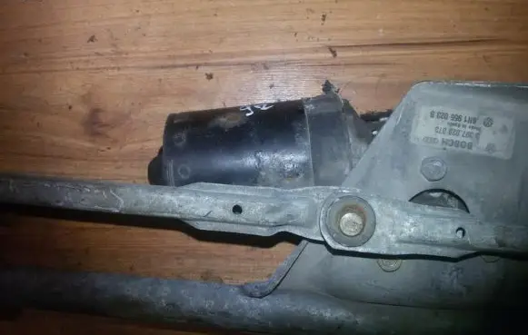 Volkswagen Polo II 86C 2F Wiper motor 0390241129