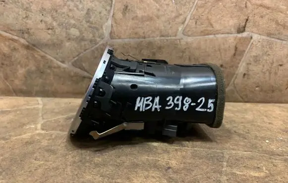 Mercedes-Benz C W204 Dashboard air vent grill cover trim A2048306754