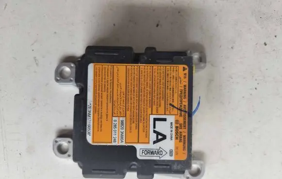 Nissan Leaf I (ZE0) Airbag control unit/module 988203NM0A