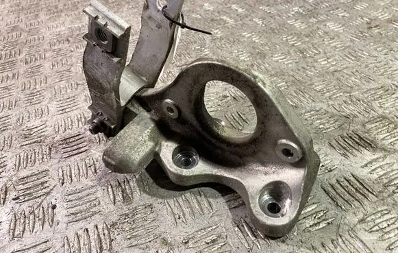 Volvo XC90 Engine mounting bracket 31401993 31339951