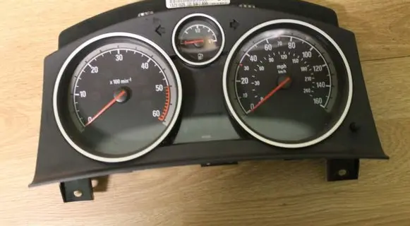 Opel Zafira B Speedometer (instrument cluster) 13251609