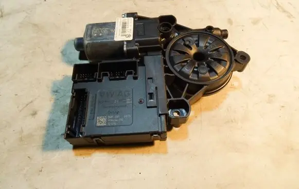 Volkswagen PASSAT B7 Front door window regulator motor 3AA959702A