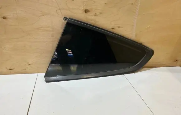 Ford Mustang VI Rear side window FR3B6329701A