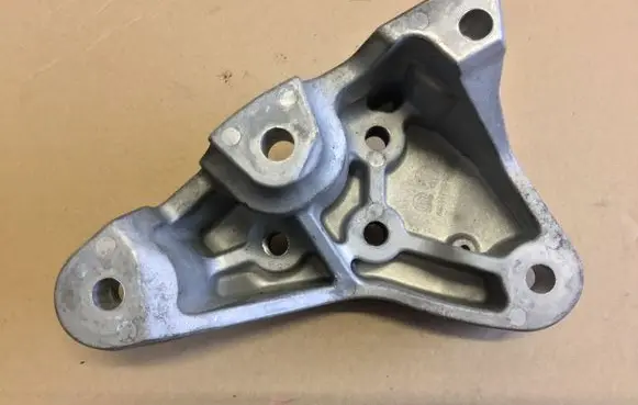 Jeep Cherokee Gearbox mounting bracket 68141735AC