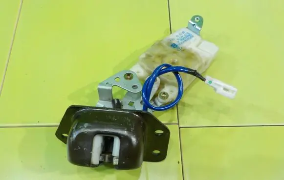 Nissan X-Trail T30 Tailgate exterior lock 905508H300 XP293
