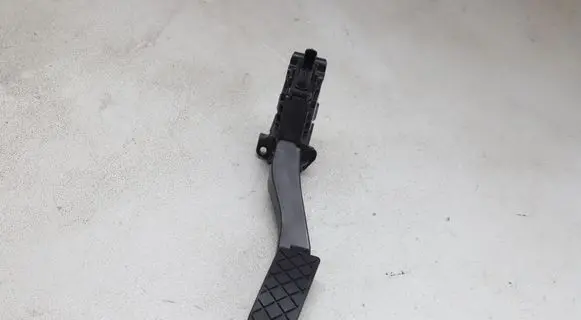 Accelerator throttle pedal