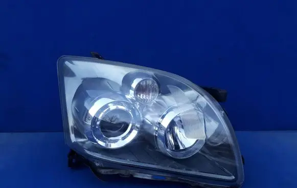 Toyota Avensis T250 Headlight/headlamp KOITO35106
