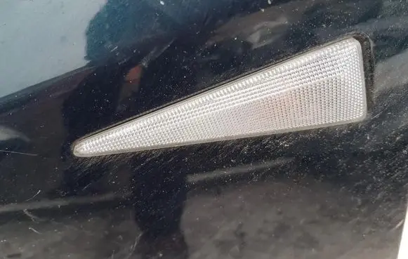 Front fender indicator light