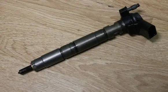 Volkswagen PASSAT B6 Fuel injector 03L130277