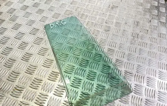 Rear vent window glass
