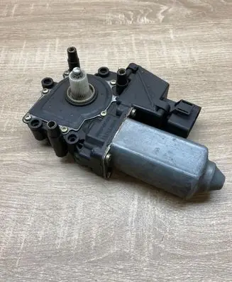 Audi A4 S4 B5 8D Front door window regulator motor 0536001401