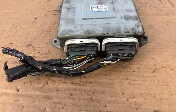 Mazda 5 Engine control unit/module E6T53976HS K6266 L82318881D