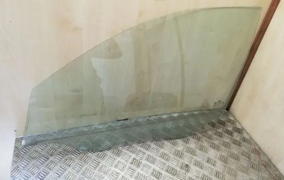 KIA Sorento Front door window glass four-door