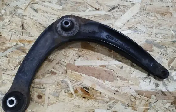 Peugeot 308 Front lower control arm/wishbone 833547