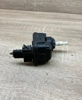 Volkswagen PASSAT B4 Headlight level adjustment motor 1H0941295