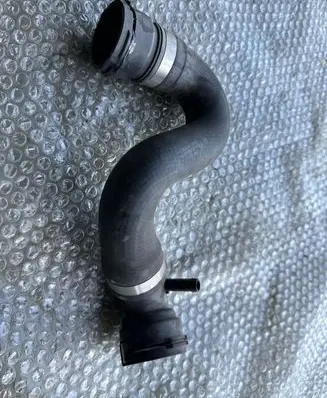 Volkswagen Touareg II Engine coolant pipe/hose 7P0122101A