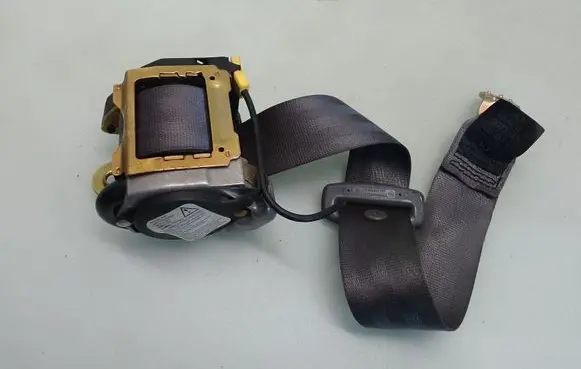 Middle seatbelt (rear)