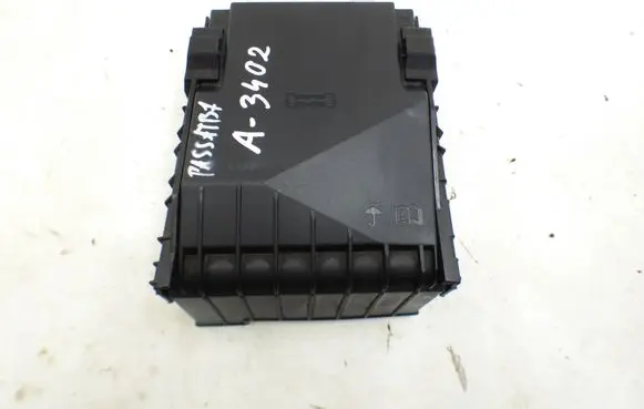 Volkswagen PASSAT B7 Fuse box cover 1K0937132F 1K0937132G