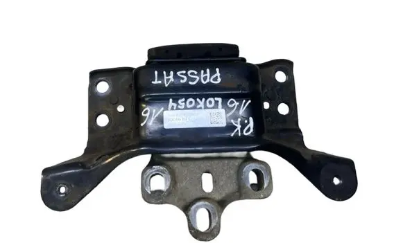 Volkswagen PASSAT B8 Engine mount bracket 5Q0199555T