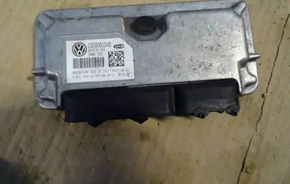 Skoda Fabia Mk2 (5J) Engine control unit/module 03C906024B 6GE3H1V5H 6160139303