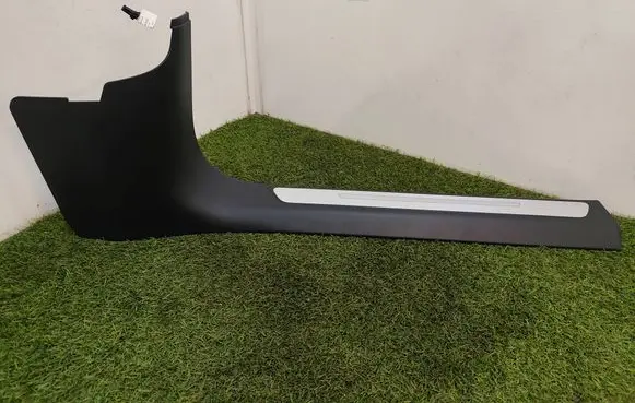 Front sill trim cover