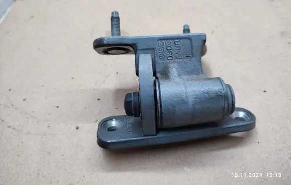 Mercedes-Benz E W212 Front door lower hinge 