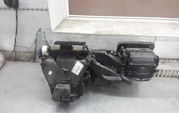Volkswagen Touran I Interior heater climate box assembly 1K1820308
